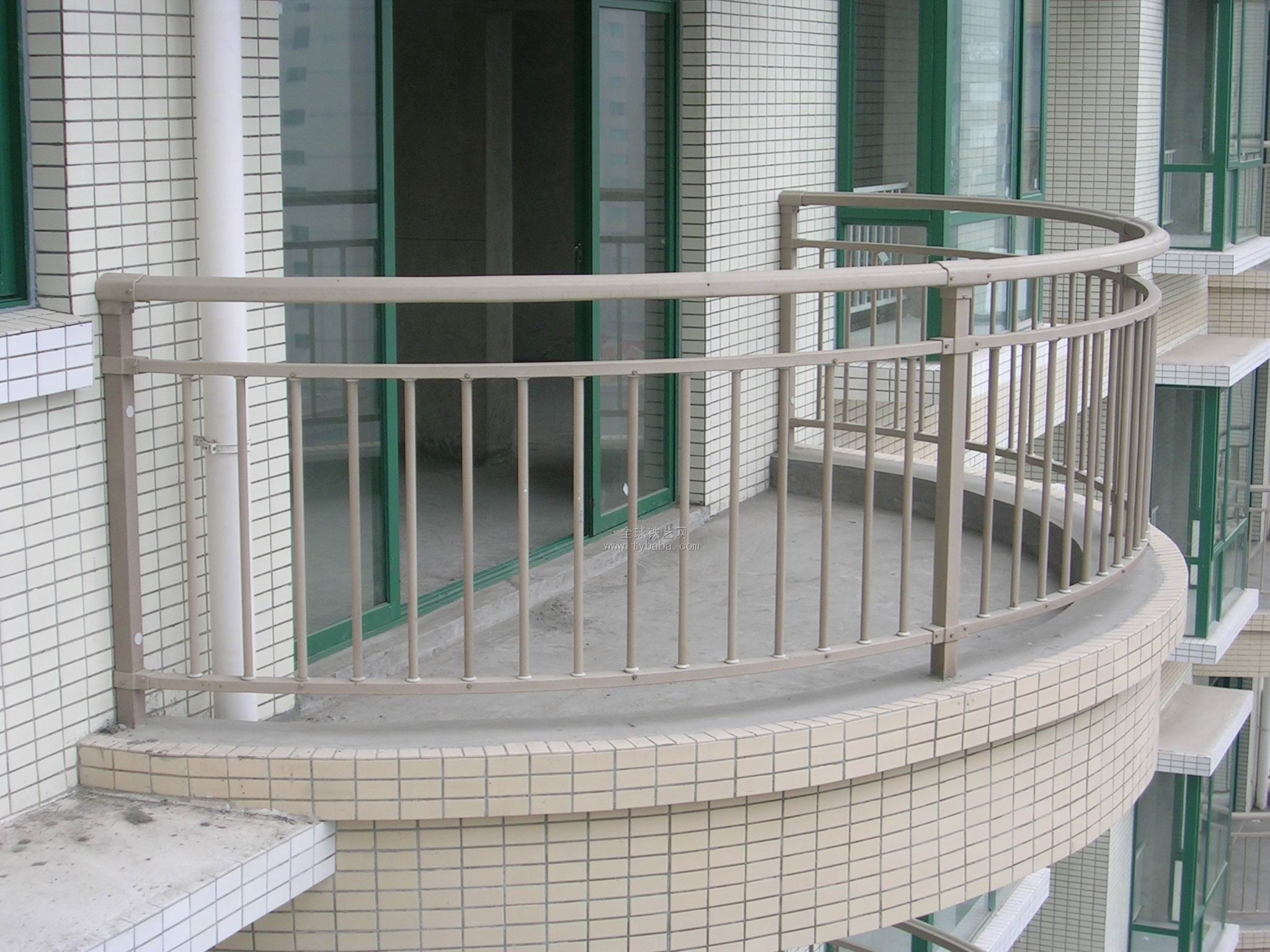 采用綠色環(huán)保鋅合金陽臺護欄 